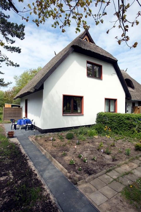 Facade/entrance, Balcony/Terrace, Garden view