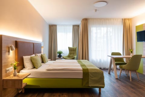 Bed, Photo of the whole room, Seating area, hair dresser