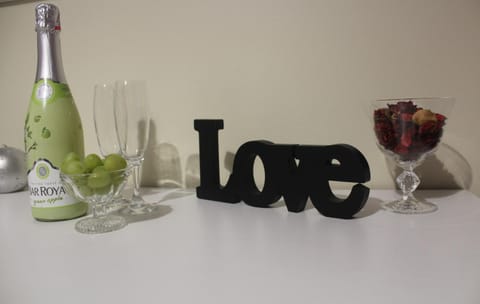 Bedroom, Drinks, Alcoholic drinks