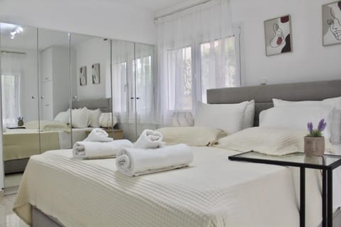 Bed, Photo of the whole room, Bedroom, towels