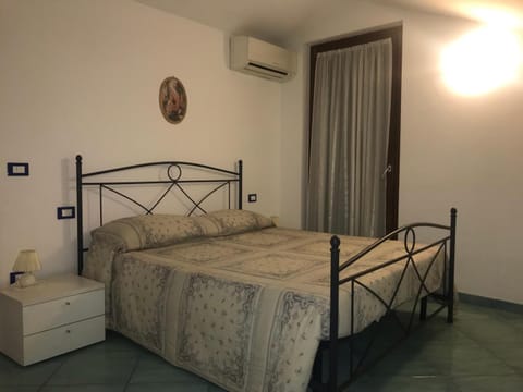 Bedroom, air conditioner