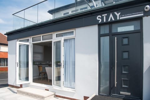 Property building, Facade/entrance, Property logo or sign, Balcony/Terrace