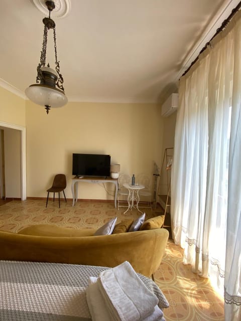 Bed, TV and multimedia, Living room, Photo of the whole room, Seating area