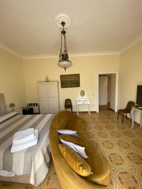 Bed, TV and multimedia, Living room, Photo of the whole room, Bedroom, towels, wardrobe