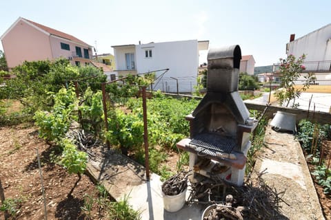 Property building, Patio, BBQ facilities, Garden, Garden view