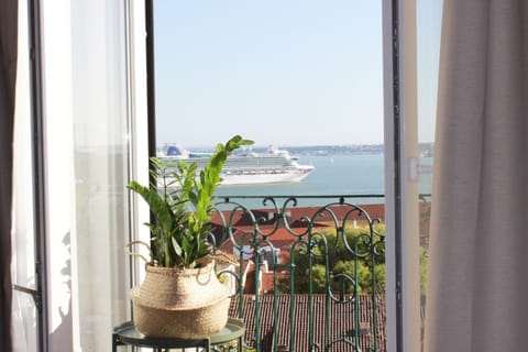 Balcony/Terrace, Living room, City view, River view