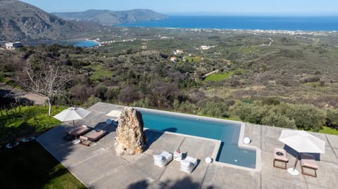 Day, Natural landscape, Bird's eye view, Lake view, Mountain view, Pool view, Sea view, Swimming pool, sunbed