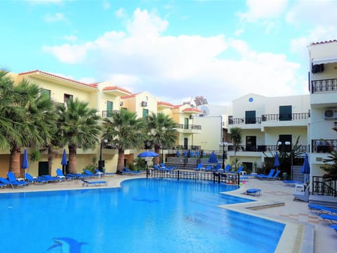 Property building, Spring, Day, Summer, Autumn, Pool view, Swimming pool, sunbed