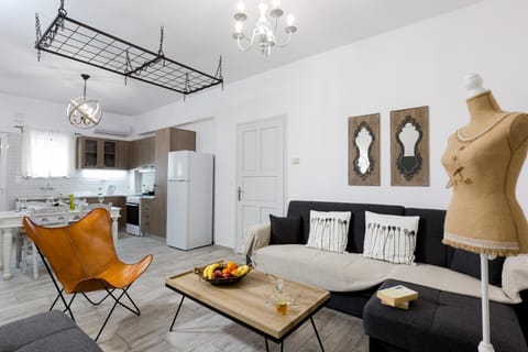 Kitchen or kitchenette, Living room, Seating area, Dining area, oven