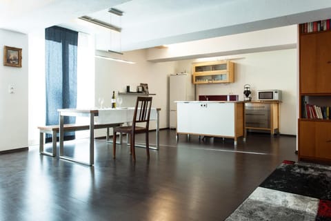 Coffee/tea facilities, Kitchen or kitchenette, Living room, Dining area