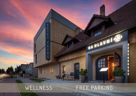 Property building, Restaurant/places to eat, Natural landscape, Sauna, Spa and wellness centre/facilities, Parking