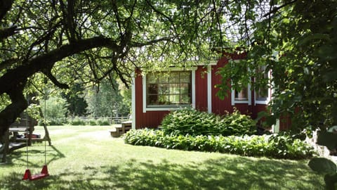 Property building, Facade/entrance, Garden, Garden view