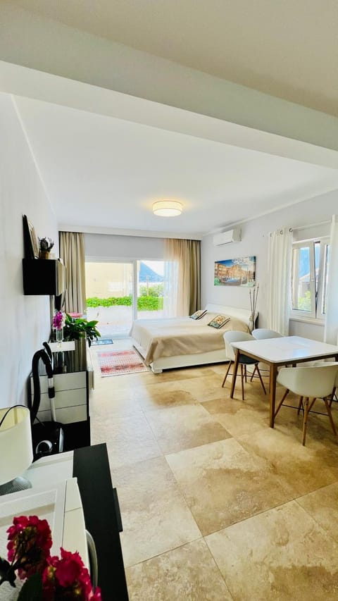 Photo of the whole room, Seating area