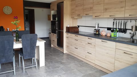 Kitchen or kitchenette, Food and drinks, Dining area