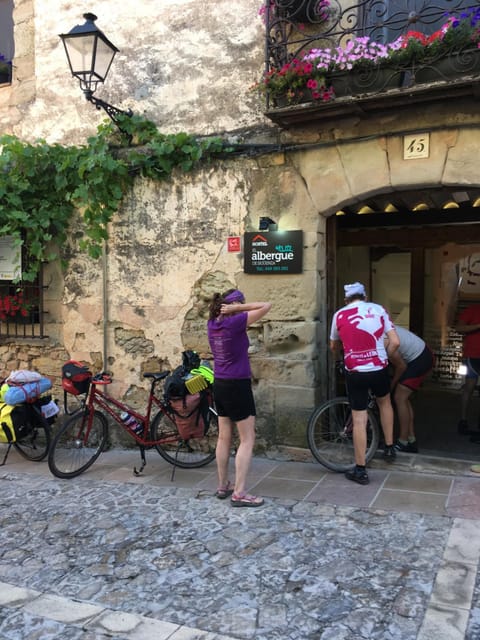 Facade/entrance, People, group of guests
