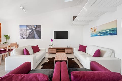 TV and multimedia, Living room, Seating area, Evening entertainment