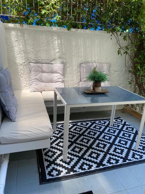 Cozy seaside studio in Lemos Vouliagmenis Apartment in Vouliagmeni