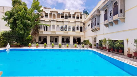 Swimming pool