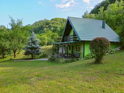 Property building, Day, Natural landscape, Garden, Garden view, Mountain view