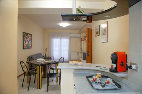 Coffee/tea facilities, Kitchen or kitchenette, Living room