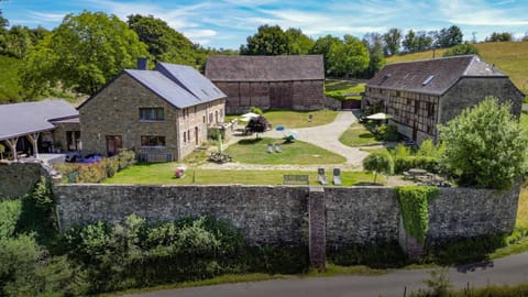 B&B Ferme de Leuze Rustieke Gîtes nabij Durbuy, eigen laadpalen Bed and Breakfast in Wallonia, Belgium