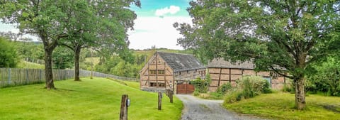 B&B Ferme de Leuze Rustieke Gîtes nabij Durbuy, eigen laadpalen Bed and Breakfast in Wallonia, Belgium