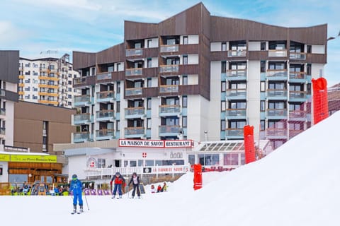Property building, Day, People, Winter, Skiing, City view, group of guests