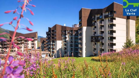 Property building, Spring, Day, Natural landscape, Garden, Garden view, Mountain view