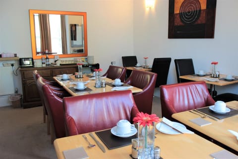 Property building, Coffee/tea facilities, Food and drinks, Photo of the whole room, Decorative detail, Decorative detail, Dining area, Food, Drinks