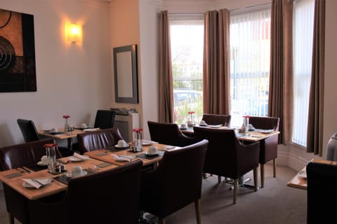 Property building, Food and drinks, Photo of the whole room, Decorative detail, Decorative detail, Dining area, Food, Drinks