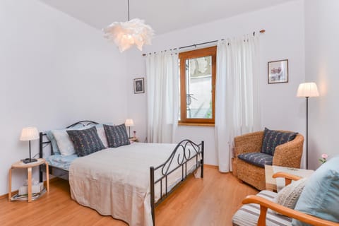 Bed, Bedroom, City view, Street view