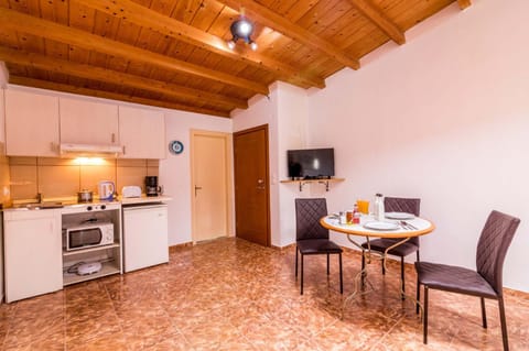 Coffee/tea facilities, Kitchen or kitchenette, Dining area