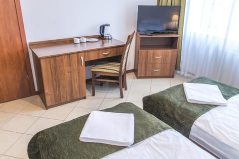 Bed, TV and multimedia, hair dresser