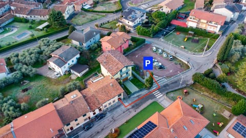 Property building, Day, Neighbourhood, Natural landscape, Bird's eye view, City view, Street view, Location, Parking