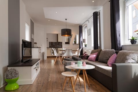 TV and multimedia, Kitchen or kitchenette, Living room, Photo of the whole room, Decorative detail, Seating area, Dining area