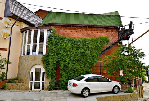 Facade/entrance, Area and facilities