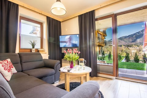 TV and multimedia, Living room, Seating area, Mountain view