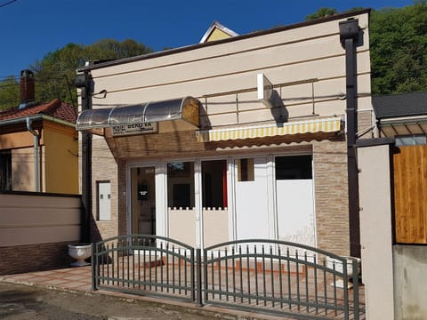 Property building, Patio, Facade/entrance