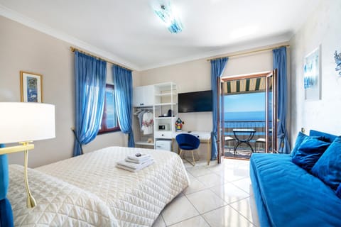Bed, TV and multimedia, Photo of the whole room, Decorative detail, Bedroom, Sea view, minibar, towels, wardrobe