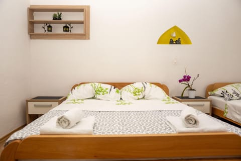 Bed, TV and multimedia, Seating area, wardrobe, air conditioner