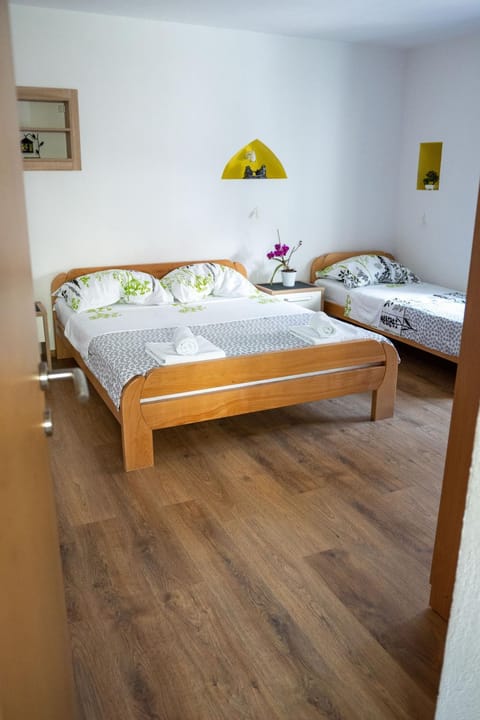 Bed, Game Room, TV and multimedia, Seating area, wardrobe, air conditioner