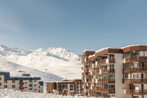 Property building, Nearby landmark, Day, Natural landscape, Winter, City view, Mountain view