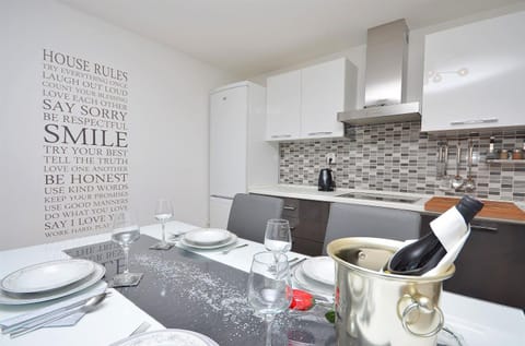 Kitchen or kitchenette, Dining area