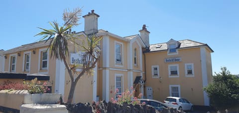 Property building, Day, Street view, Location, Parking
