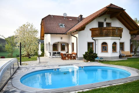 Spring, Day, BBQ facilities, Garden, On site, Swimming pool