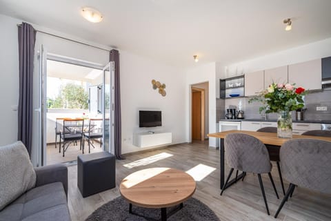 Balcony/Terrace, Living room, Seating area, Dining area