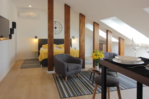 Living room, Seating area, Dining area, air conditioner