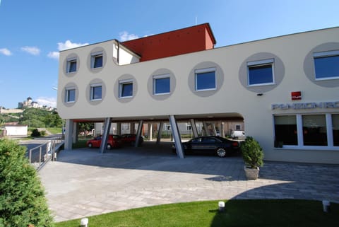 Facade/entrance