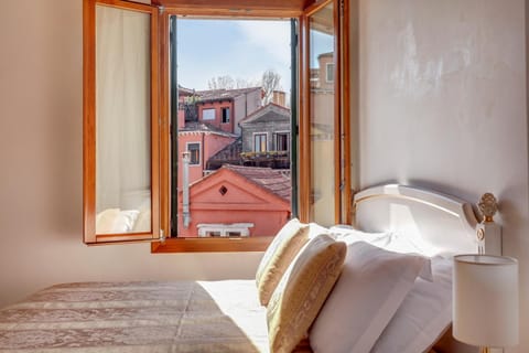 Bedroom, City view