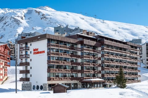 Property building, Nearby landmark, Facade/entrance, Day, Natural landscape, Winter, Skiing, City view, Mountain view